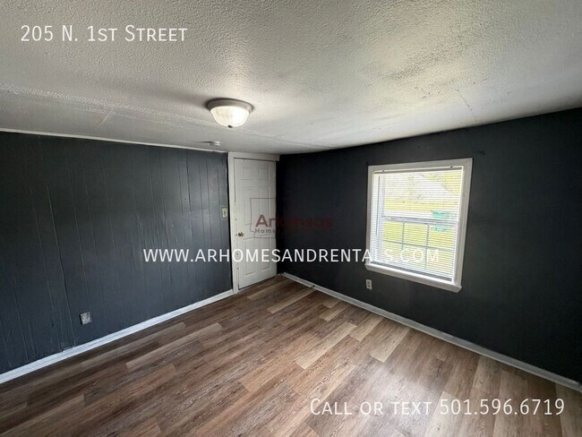 Building Photo - 205 N 1st St