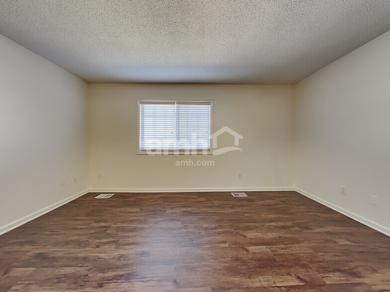 Building Photo - 833 Eagle Point Dr