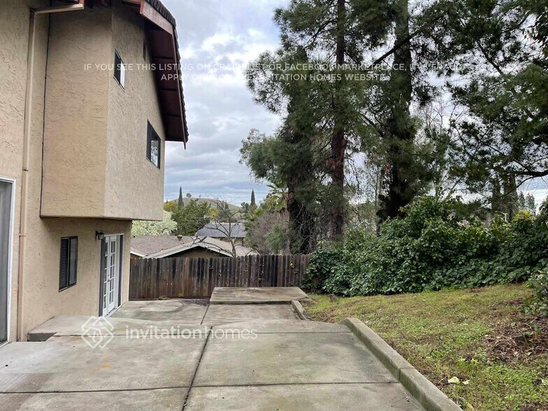 Building Photo - 2810 Iris Ct