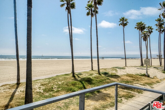 Building Photo - 2911 Ocean Front Walk