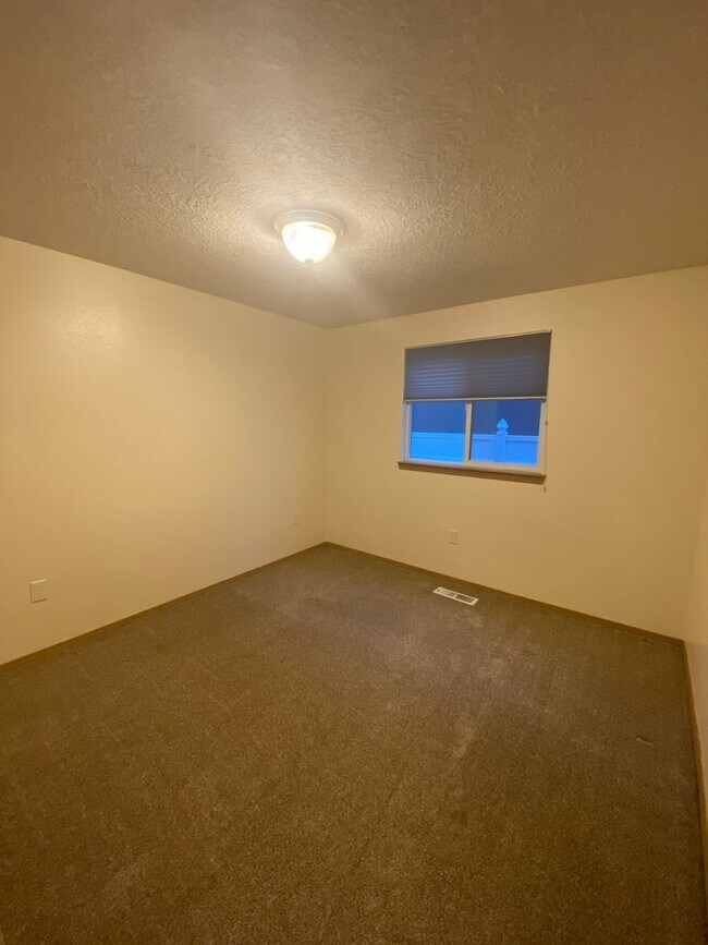 Building Photo - Comfortable 3 Bedroom Home in Hickory Hills