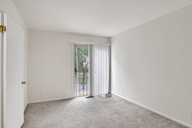 Building Photo - Freshly Renovated Townhome near Perdido Ba...