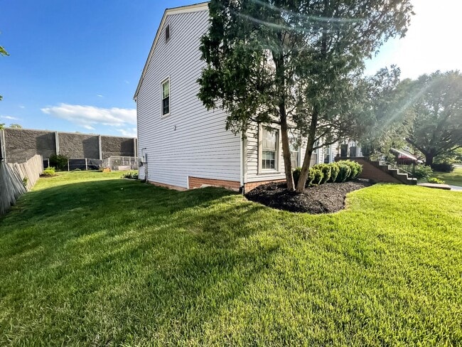 Building Photo - Magnificent 5 Bed 3 Bath Colonial Home Sit...