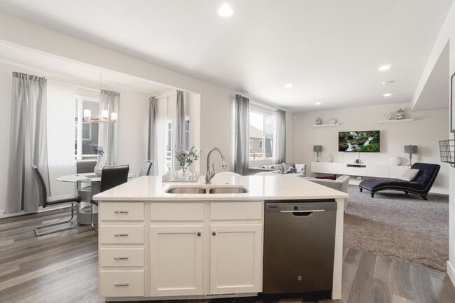 Building Photo - New and Modern Home