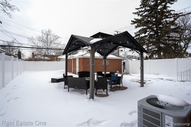 Building Photo - 6341 N Charlesworth St