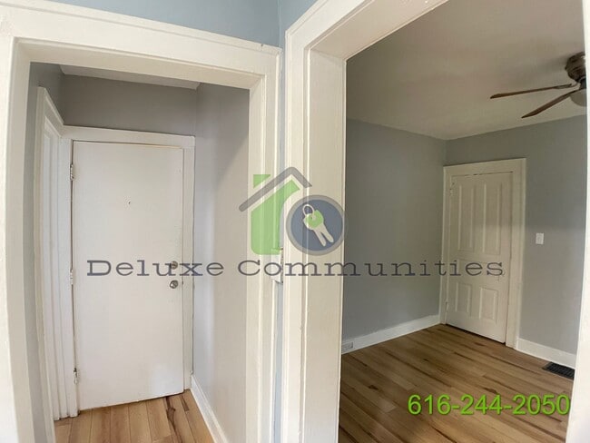 Building Photo - 1 Bed, 1 Bath Upstairs Unit - Move in Ready!
