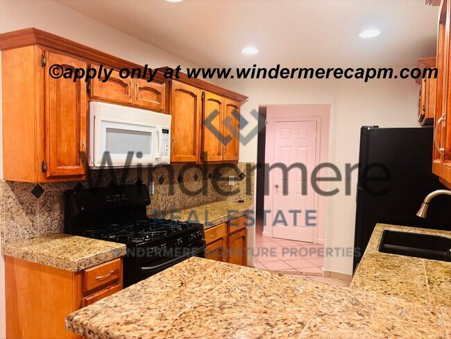 Building Photo - Charming 3 Bedroom Home with Bonus Room & ...