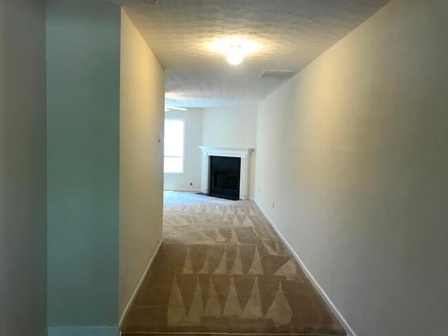 Building Photo - Spacious and Beautiful 3 Bedroom Home