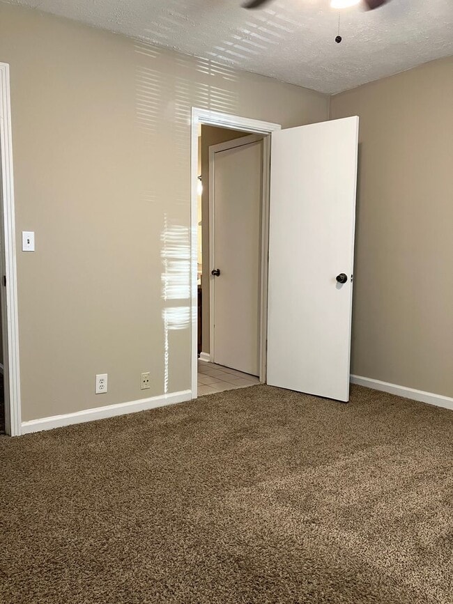 Building Photo - 2 story end unit condo - 1 month free