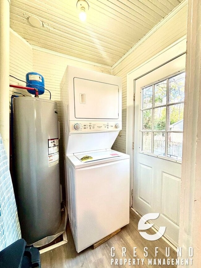 Building Photo - Charming 3 Bedroom 2 Bath Cottage style