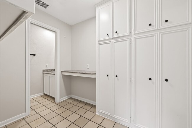 Building Photo - 6207 Claridge Dr