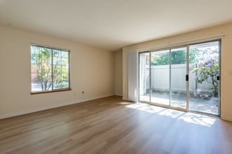 Building Photo - Bridle Estates