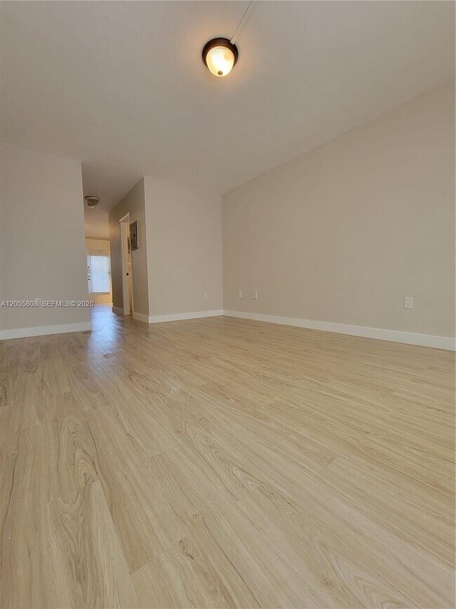 Building Photo - 441 Collins Ave