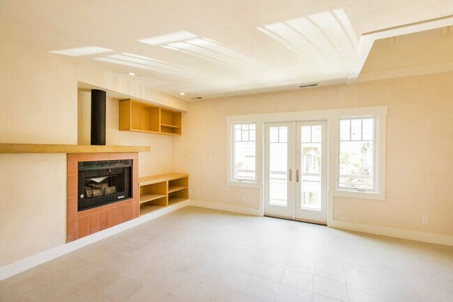 Building Photo - Balcony & Gas Fireplace: Sunny Apartment i...