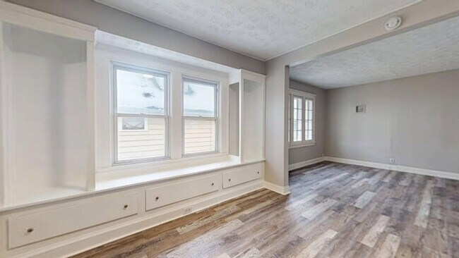 Building Photo - 2121 W 105th St