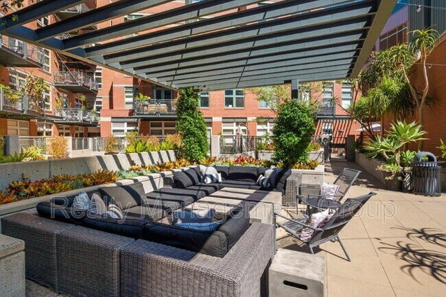 Building Photo - 877 Island Ave