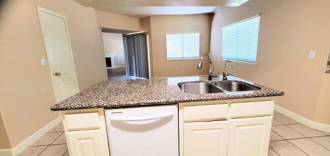 Building Photo - Beautiful Four Bedroom Home in Clovis North School District!