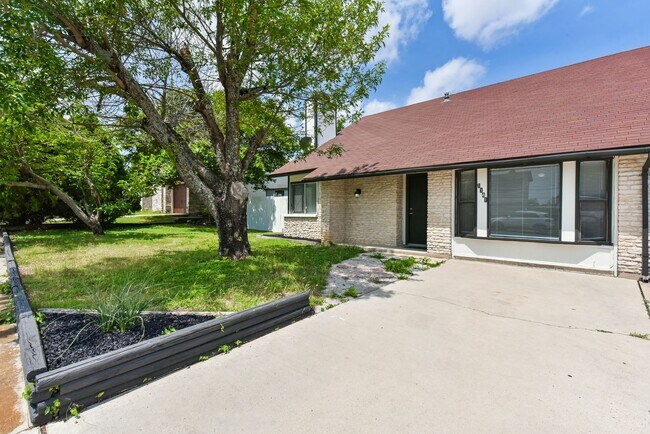 Building Photo - Charming 3-Bedroom Home in Heritage Home