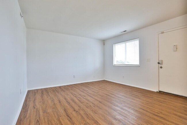 Building Photo - 1556 Meredith Dr