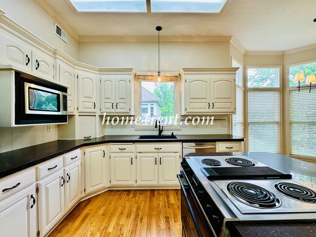 Building Photo - Exceptional 1.5 Story Home in the Prestigious Loch Lloyd Community!
