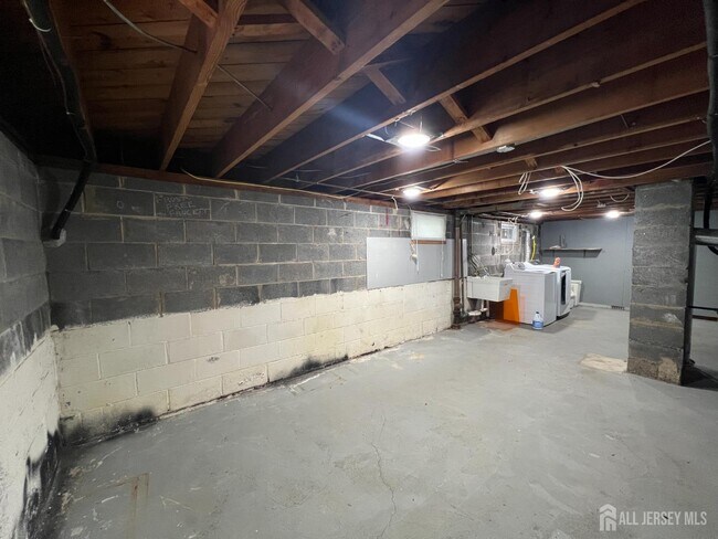 Building Photo - 514-516-516 Carmine Ave