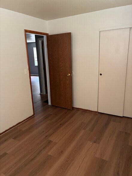 north br exit with closet view - 3946 La Rosa Dr