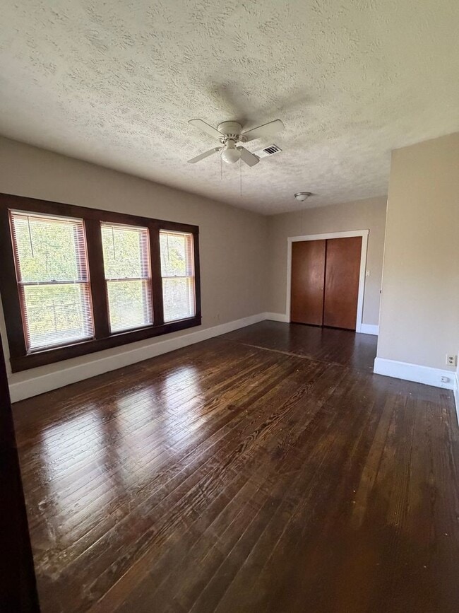 Building Photo - 4 bedroom 2 bath house!