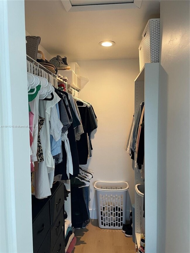 Building Photo - 10011 Winding Lake Rd