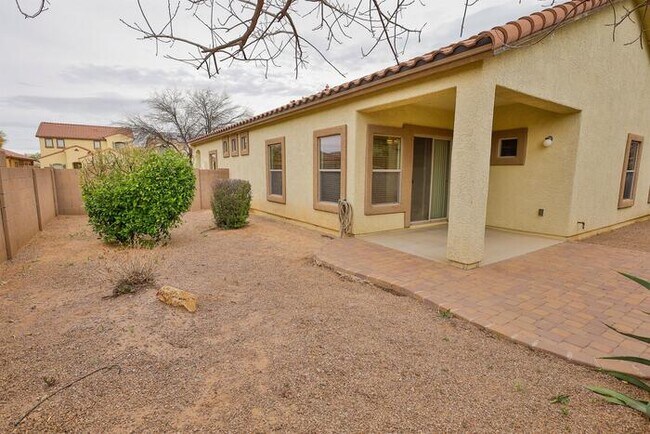 Building Photo - 831 W Calle Valenciana