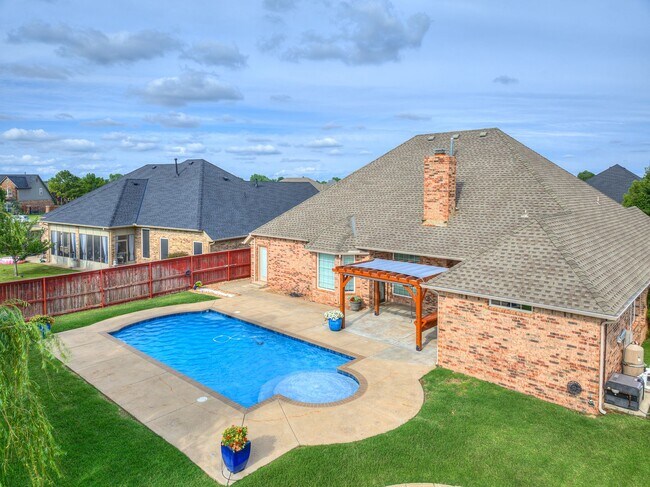 Building Photo - Fantastic home in the Fairways at Surrey H...