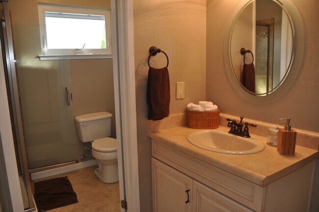 Building Photo - 5747 Clematis Dr