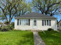 Building Photo - 5 Bed 2 Bath Home Near NDSU!