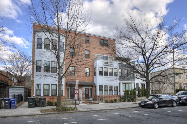Building Photo - 125 15th St NE