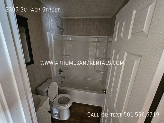 Building Photo - 2305 Schaer St
