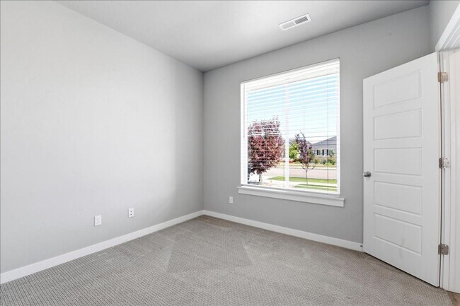 Building Photo - 5 Bedroom, 2.5 Bathroom home located in Southeast Boise