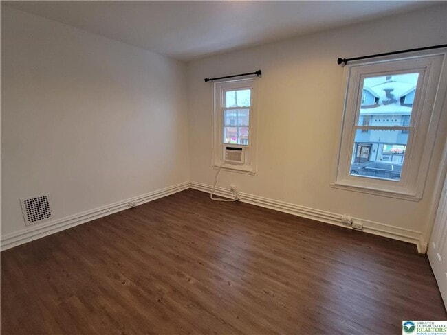 Building Photo - 746 Linden St