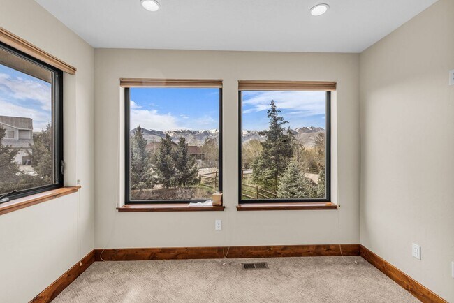 Building Photo - Stunning Mountain Retreat