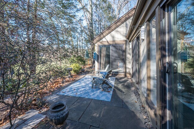 Building Photo - 123 Heritage Vlg