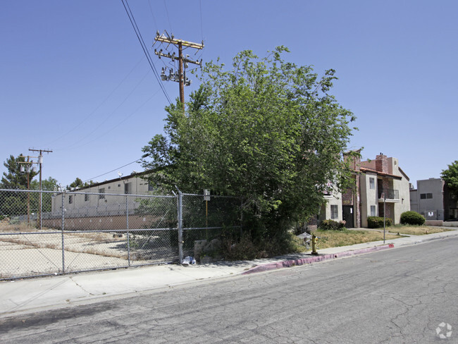 Building Photo - 933 E Avenue Q4