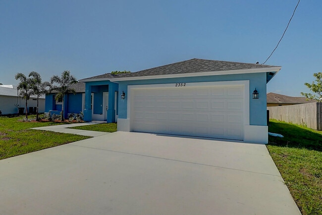 Building Photo - 2352 SW Plum Ct