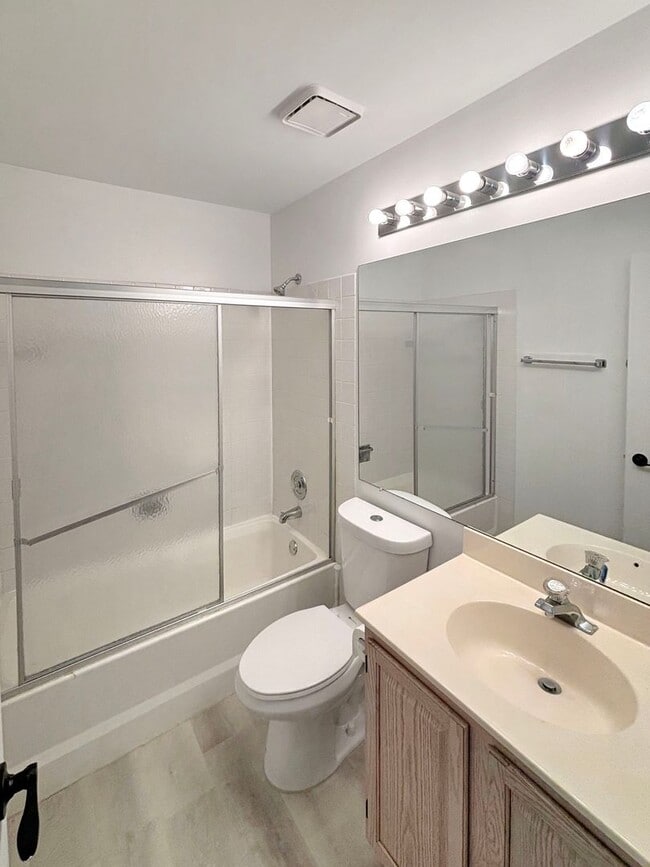 Building Photo - Updated 2-Bed, 2.5-Bath Townhome with Mode...