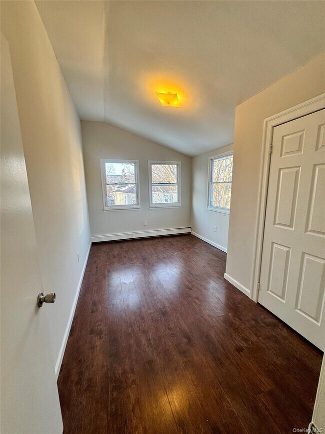 Building Photo - 164-41 108th Dr