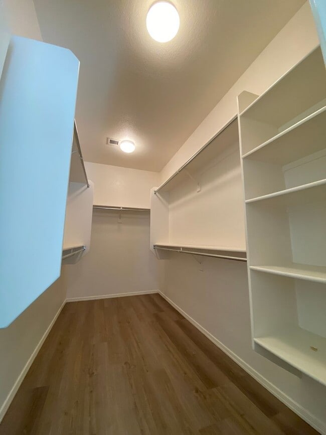 Building Photo - 517 S 115th Dr