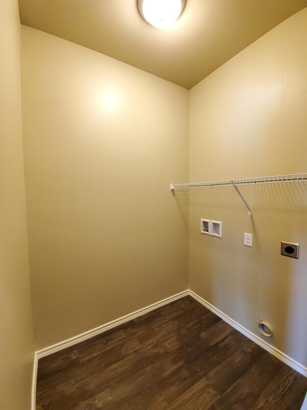 Building Photo - 5804 Deauville Street