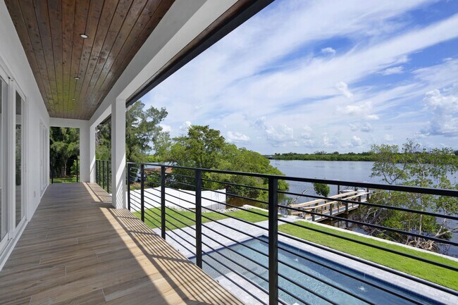 Building Photo - 5/3 Luxury Custom Home plus Boat dock, Pool and Stunning Views!!