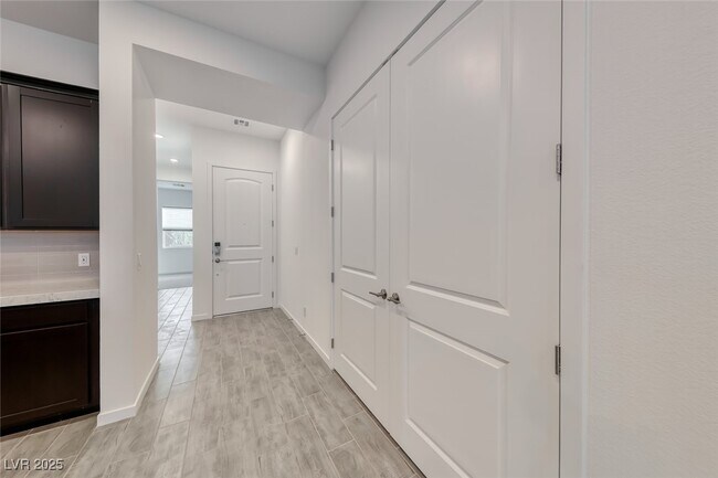 Building Photo - 102 Ibiza Lk Dr