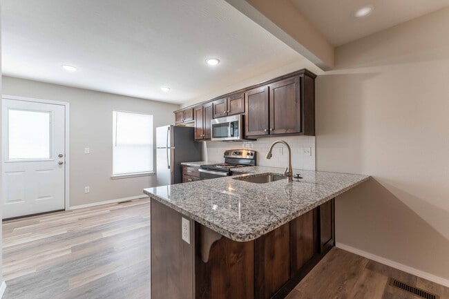 Building Photo - Oakwood Heights Townhomes
