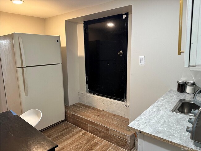 Building Photo - 245 Glenhill Ave