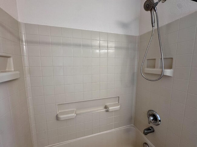 Building Photo - 7031 S Oak Hill Cir