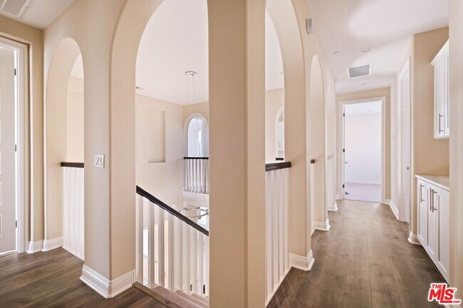Building Photo - 5929 Spelthorne Ln